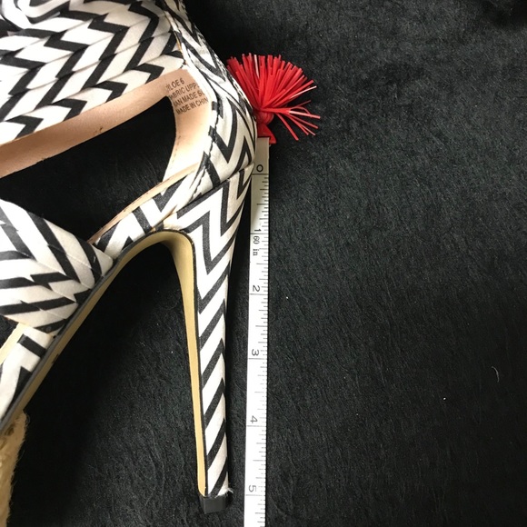 WOW 🤩 | Zigi Soho 4” Heels | Striking B&W & Bows - Picture 12 of 13